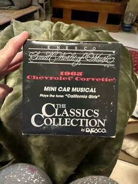 Enesco Small World of Music Classics Collection 1965 Chevrolet Corvette Mini Car